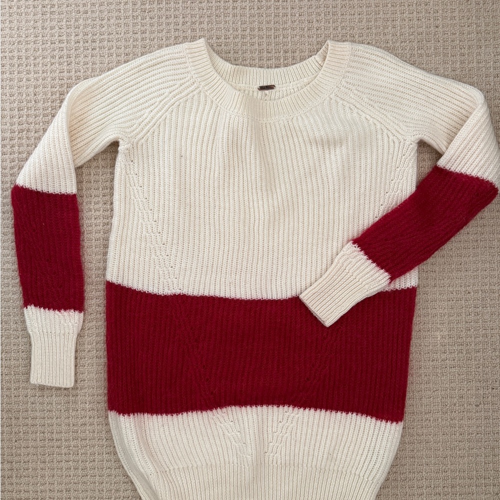Free People sweater size XS, hits below hip